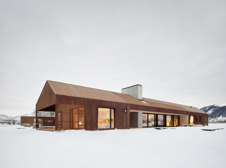 The house retains certain similarities with rustic barns but has a simple and modern aesthetic