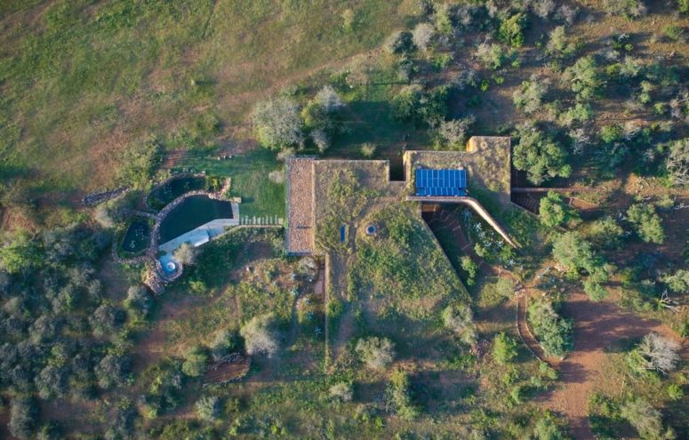 The house shows great respect towards its natural surroundings, taking advantage of this beauty
