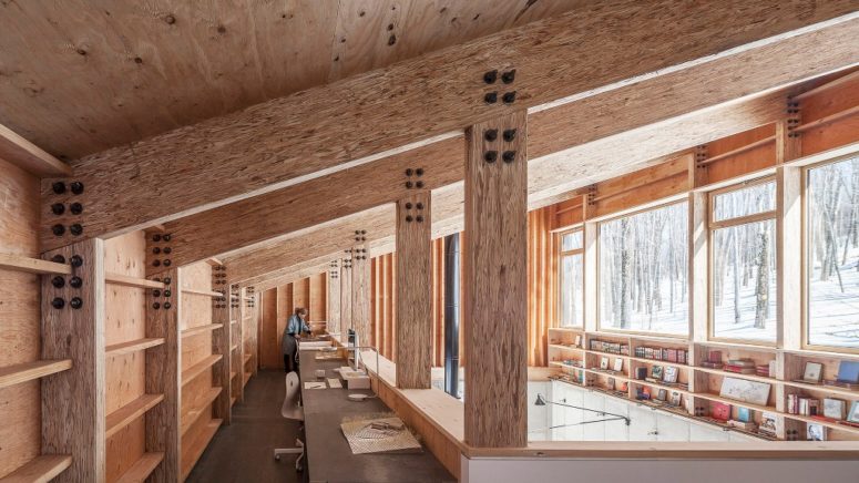 The upper part of the house is a home office where the owner can work while enjoying the views