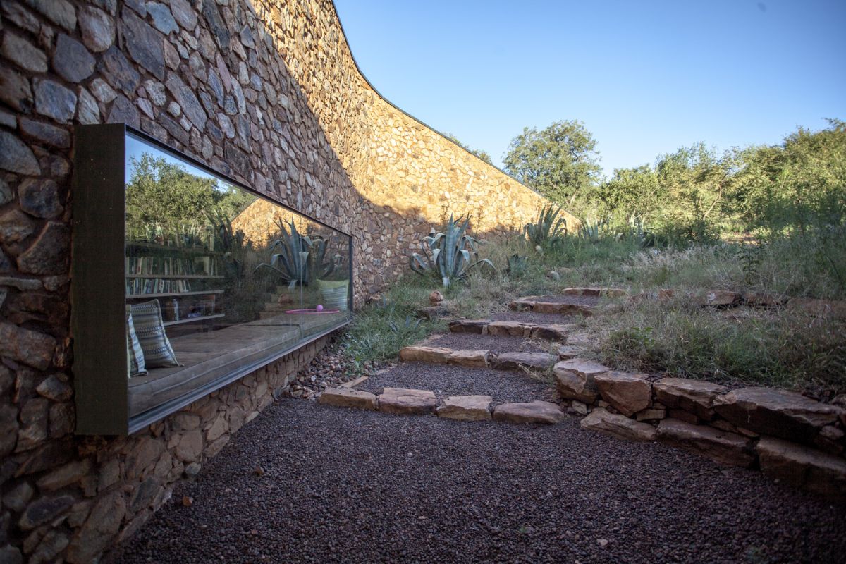 The ouse features stone walls and rammed earth ones