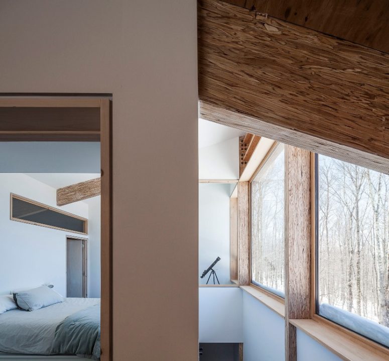 The bedroom is small and more private, done in white and light-colroed wood and with a glazed wall