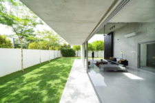 04 The house can be opened to outdoors easily, with sliding doors of glass