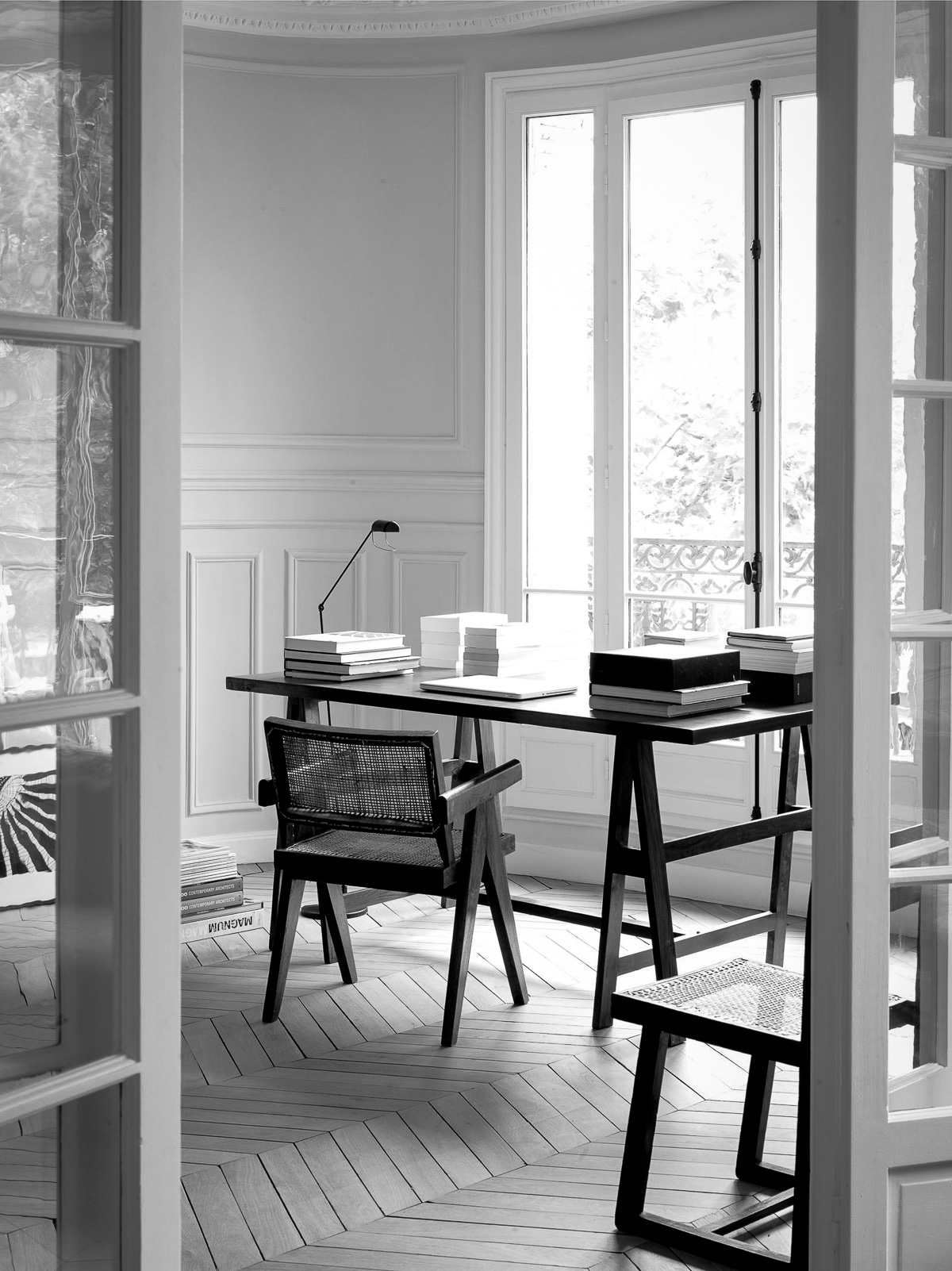 The workspace is done with trestle furniture, which is located next to the window to maximize the light while working