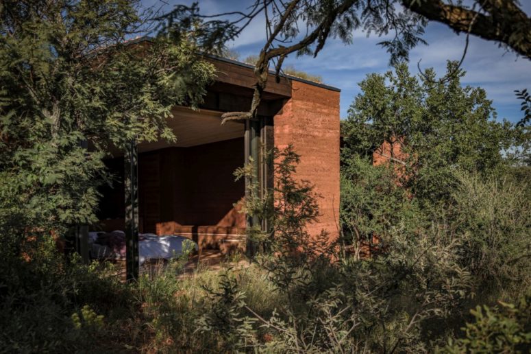 The architects tried to use traditional building techniques as much as possible, turning this into an almost cement-free construction