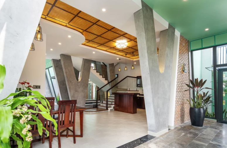 The main space is an open layout with a kitchen, dining room and living room for a better air circulation The main space is an open layout with a kitchen, dining room and living room for a better air circulation