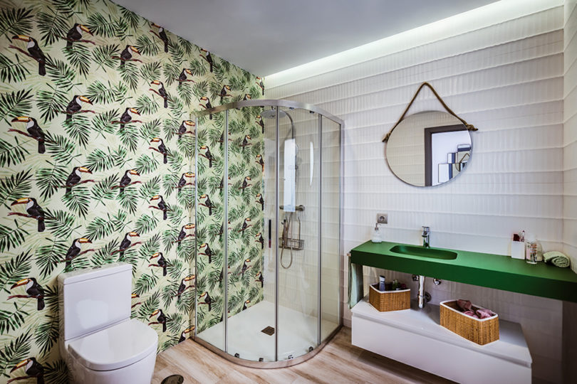 an awesome tropical themed bathroom design