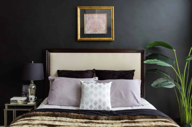 a small bedroom with onyx-colored walls and a matching lamp to make it bold and with a character