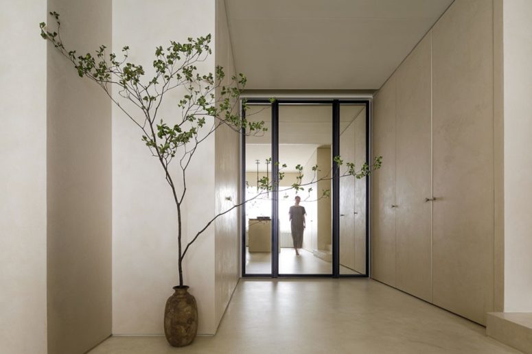 Simplicity and minimalism are principles of wabi sabi, too, and this entryway shows that