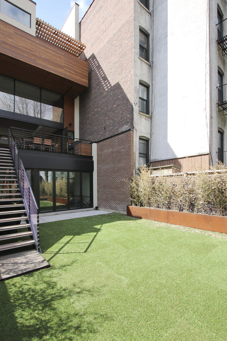 There's an outdoor space with a perfect lawn to enliven the exterior of the house