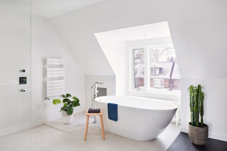 a cool attic bathroom design in white tones
