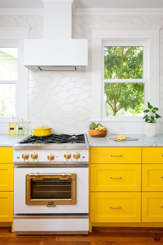 25 Yellow And White Kitchens That Raise The Mood DigsDigs