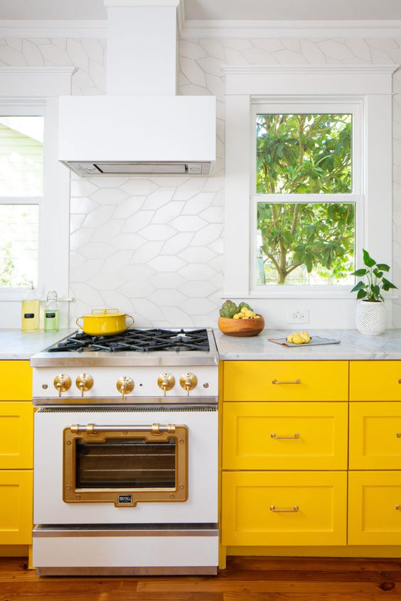 25 Yellow And White Kitchens That Raise The Mood - DigsDigs