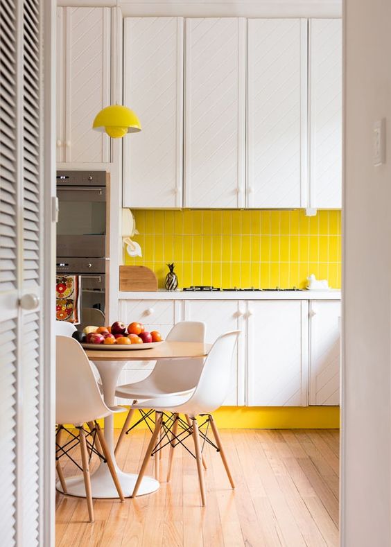 25 Yellow And White Kitchens That Raise The Mood DigsDigs