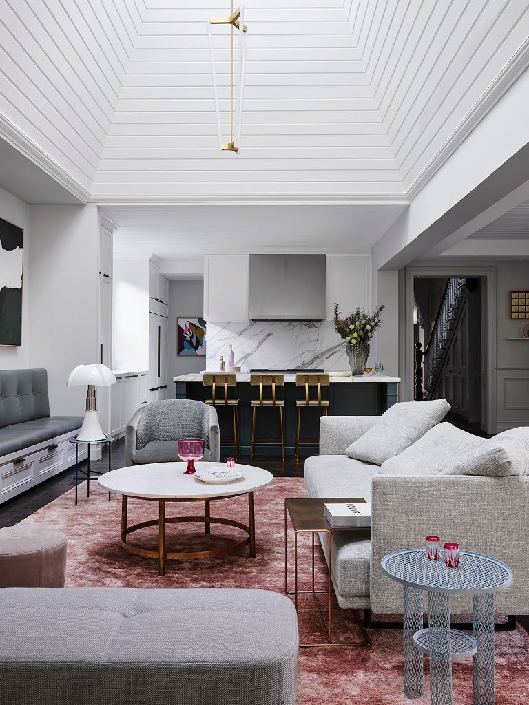 Skylights also bring much light here, and neutral colors refresh the spaces