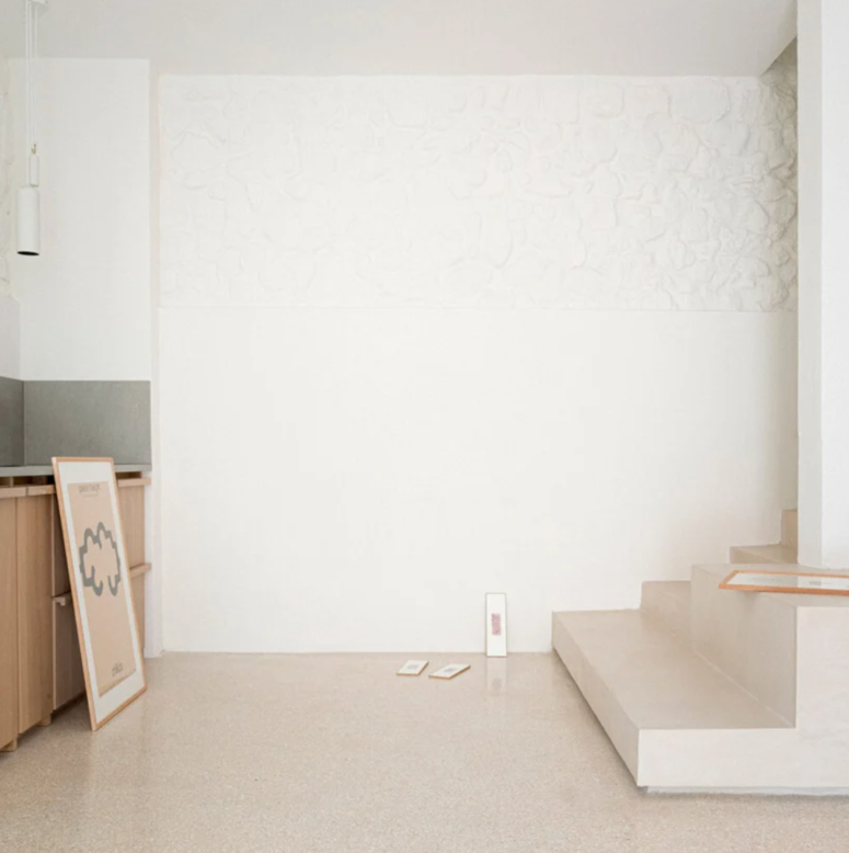 The decor is made more eye-catchy with various materials - cocnrete, stone, plywood, wood and metal
