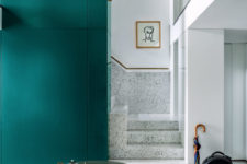 07 The designer used many catchy and interestign materials throughout his home to make it wow