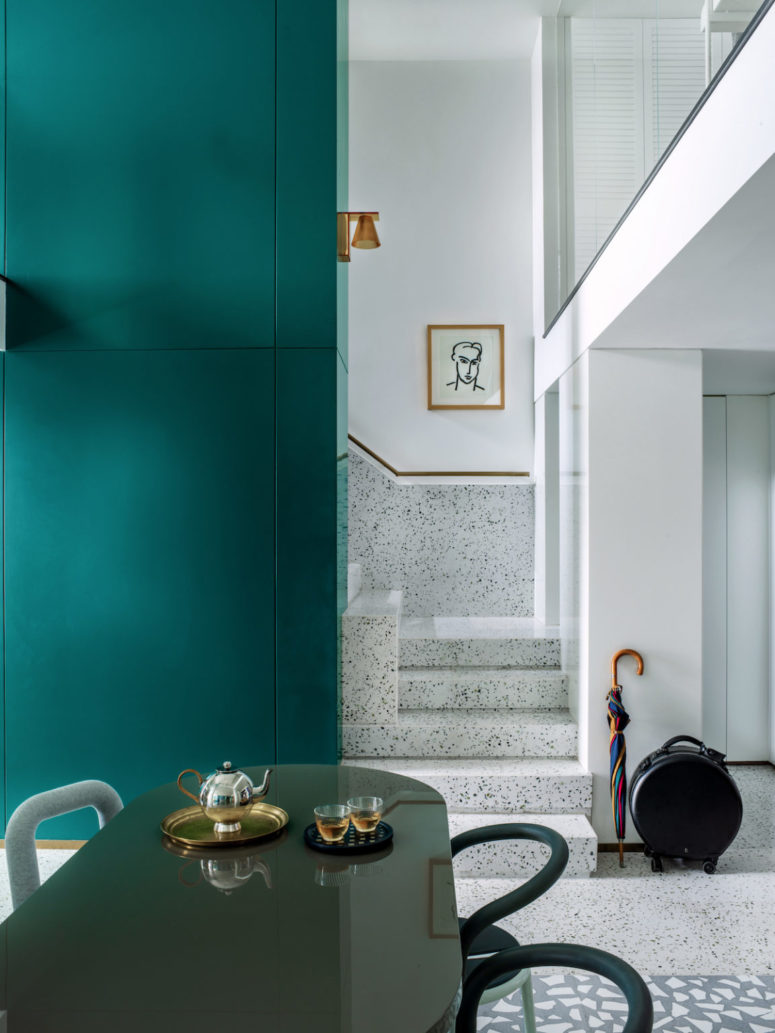 The designer used many catchy and interestign materials throughout his home to make it wow