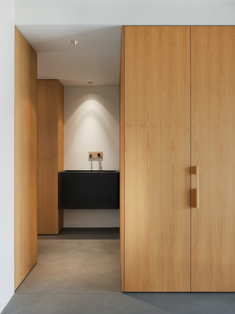 Storage is comfortable and hidden, to avoid cluttering the minimal spaces