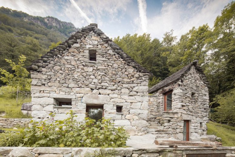 This lovely holiday home is a secluded and very peaceful retreat and shares a special connection with nature