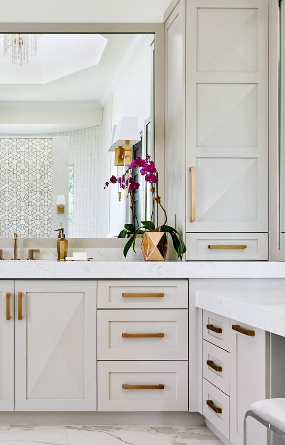 25 Refined White And Gold Bathrooms - DigsDigs