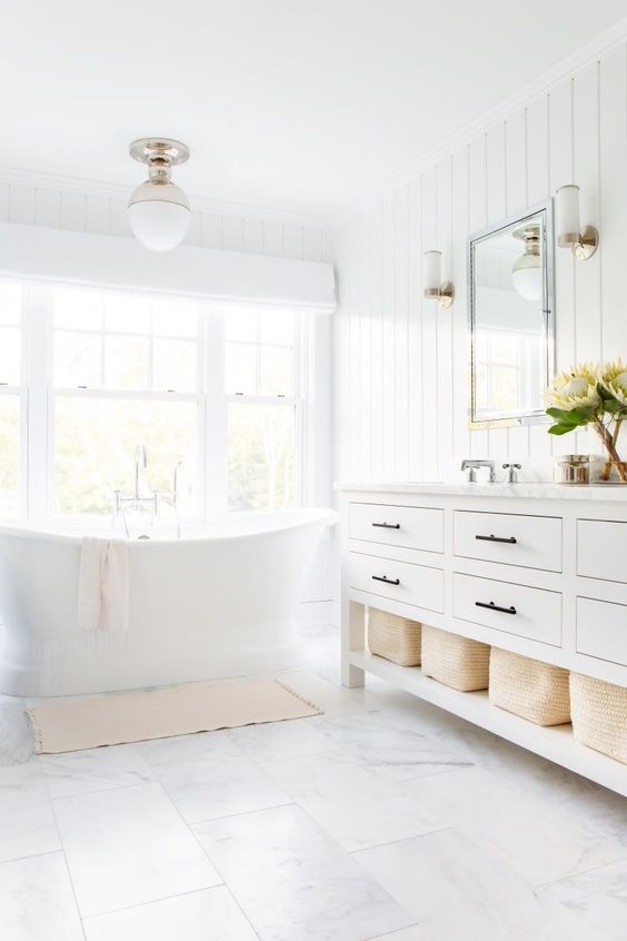 26 Chic All-White Bathrooms That Inspire - DigsDigs