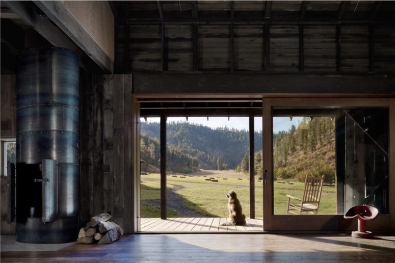 The home is indoor-outdoor as much as possible, there are glazed doors to bring views and light in