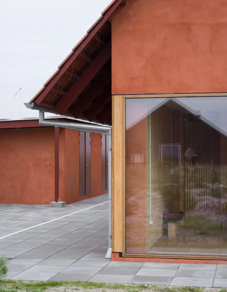 The house is oriented from east to west to protect from winds and the use of materials is simple and casual, with maximal functionality