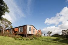02 The house is situated on a rural Chilean island and is surrounded by nature and farms