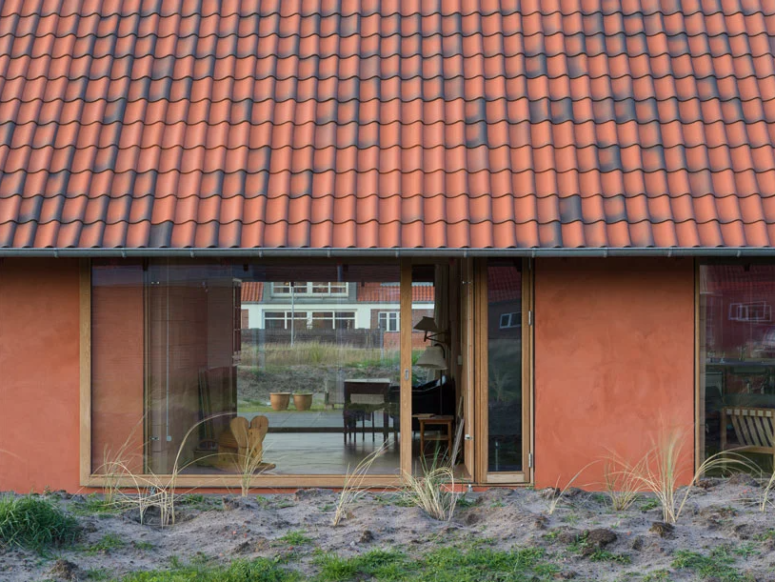 There are many glazed areas to brign natural light in and they feature sliding doors to connect indoors and outdoors