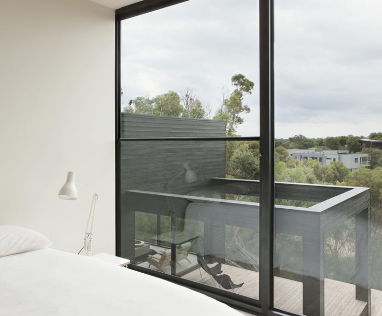One wall is glazed, which allows much light in and lets the owners enjoy the views a lot