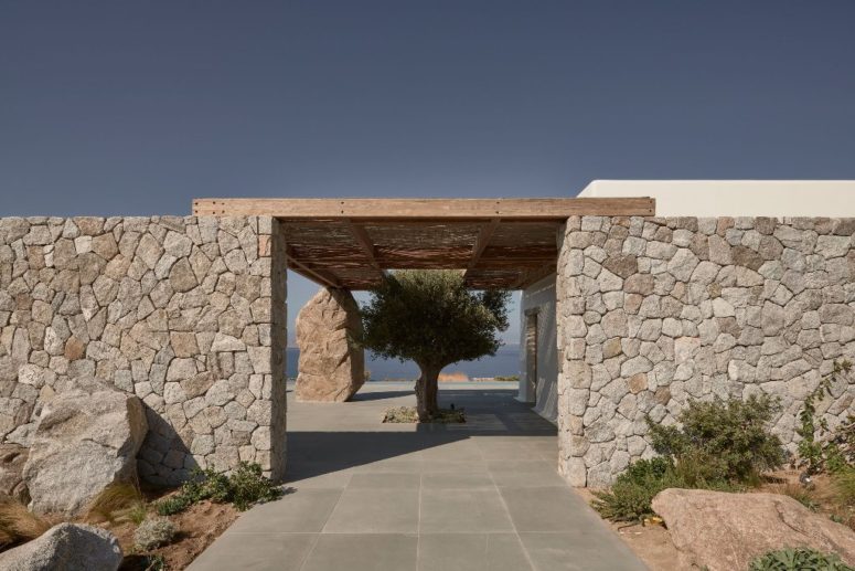 The beauty of indoor-outdoor design is very laconic and very catchy
