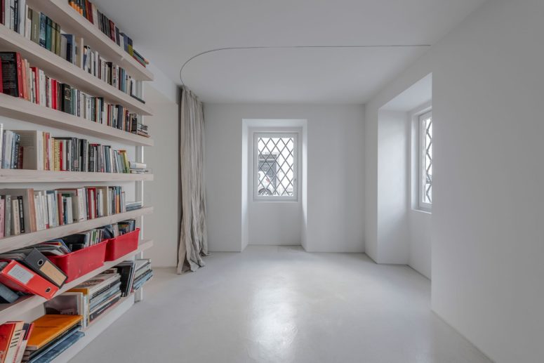The inner decor was pure white, with minimal aesthetics, here you can see soem open shelves
