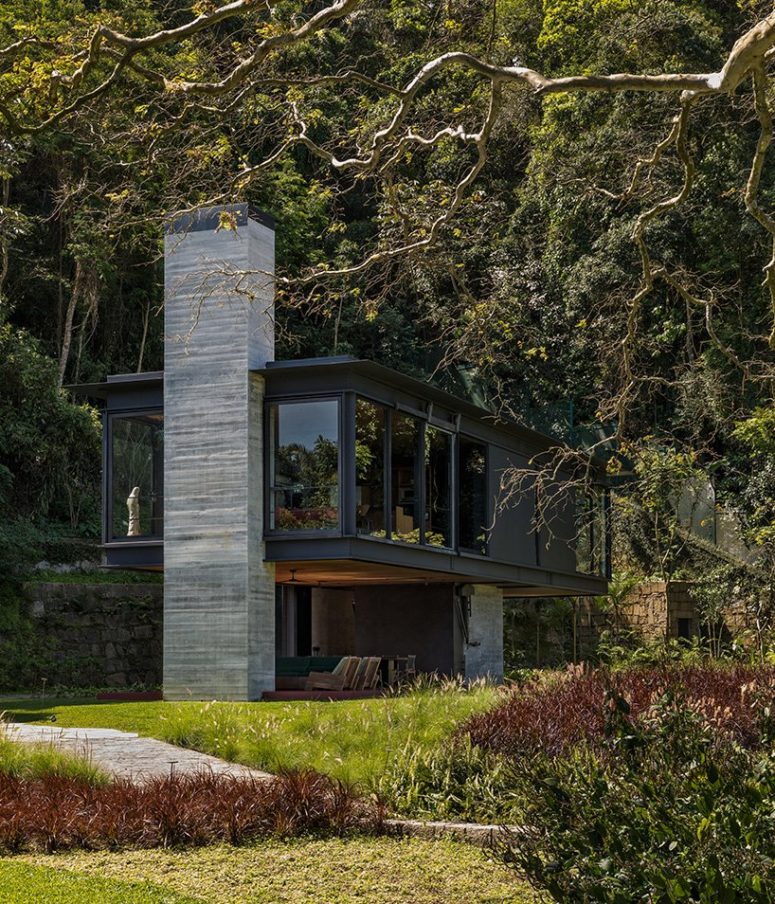 This modern rainforest rretreat is called Rio House and it's a great escape from a big city where the owners used to live for many years