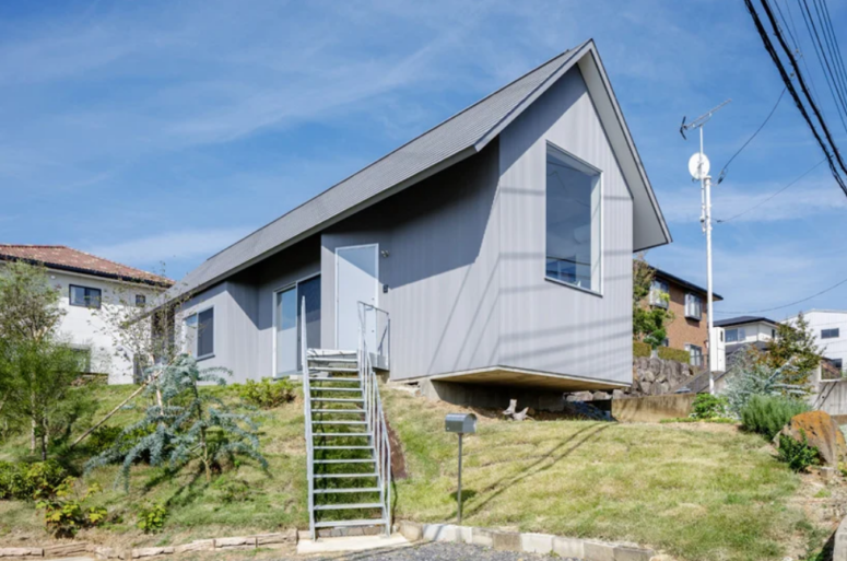 The house is minimal both on the exterior and interior, all the walls are sleek and there were large windows