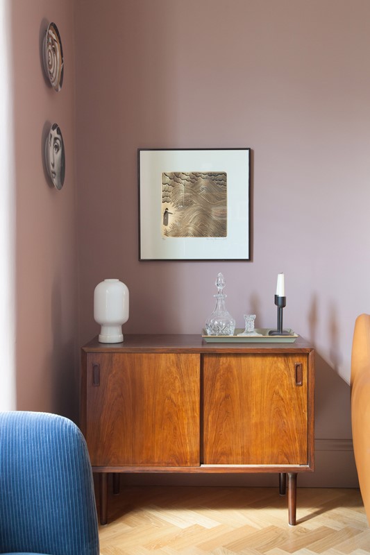The mid-century modern aesthetics is clearly seen in the house
