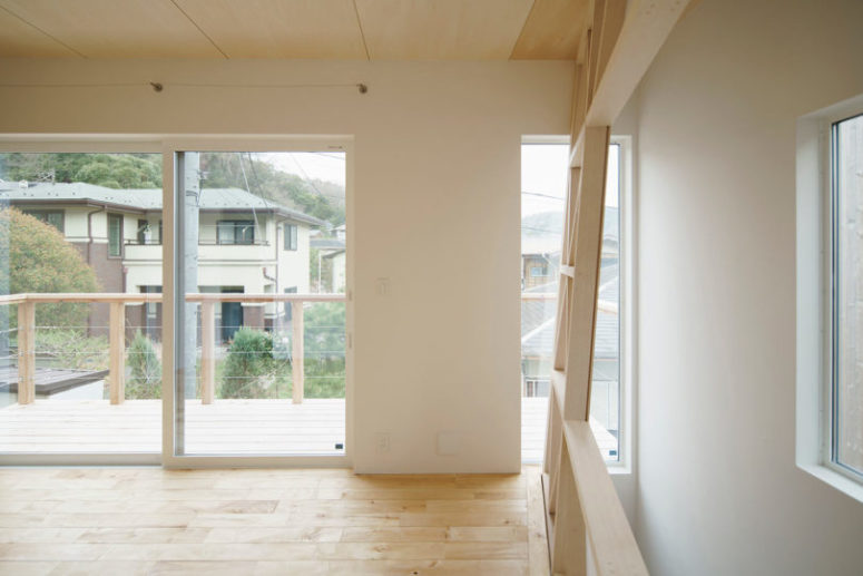 The house features much negative space, there's much natural light and a large balcony to enjoy fresh air