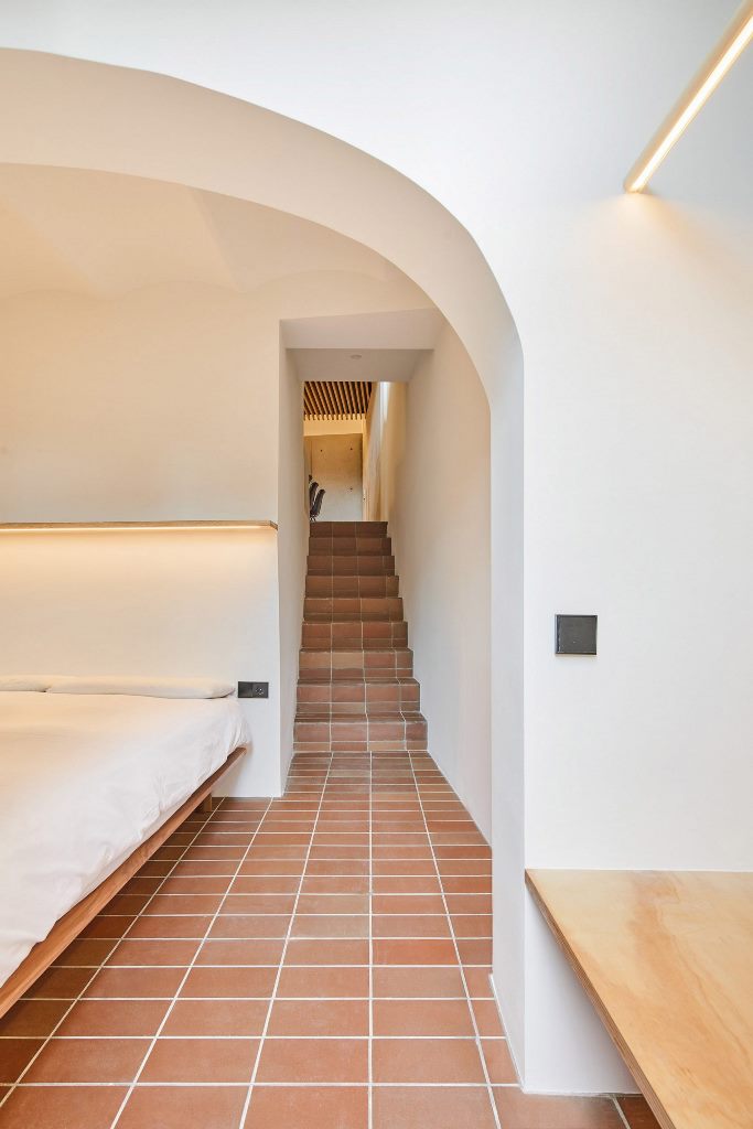 The spaces are clad with wood and with terracotta tiles to make them look warmer
