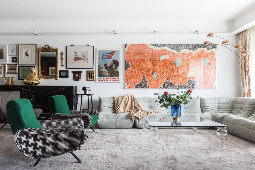 This bold and unique apartment created in eclectics features a backdrop for displaying art objects that belong to the owner