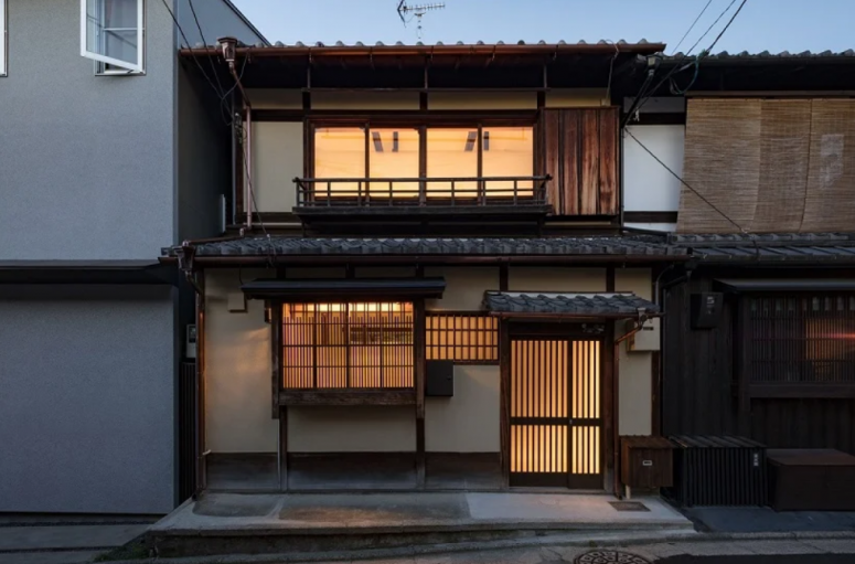 This house is a traditional machiya dwelling in Kyoto and its historical facade was preserved, while the interiors were renovated in fresh minimalist style
