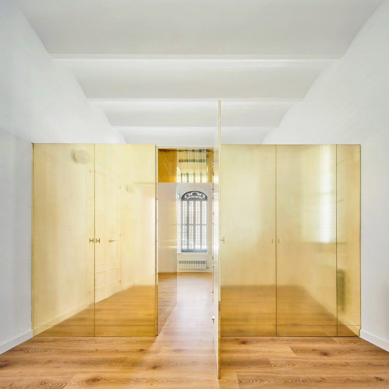 This unique apartment got its name thanks to the golden wardrobe that is styled as a jewelry box and is very shiny