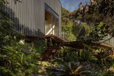 02 The house has two outdoor decks surrounded by dense vegetation and with access to the immediate surroundings