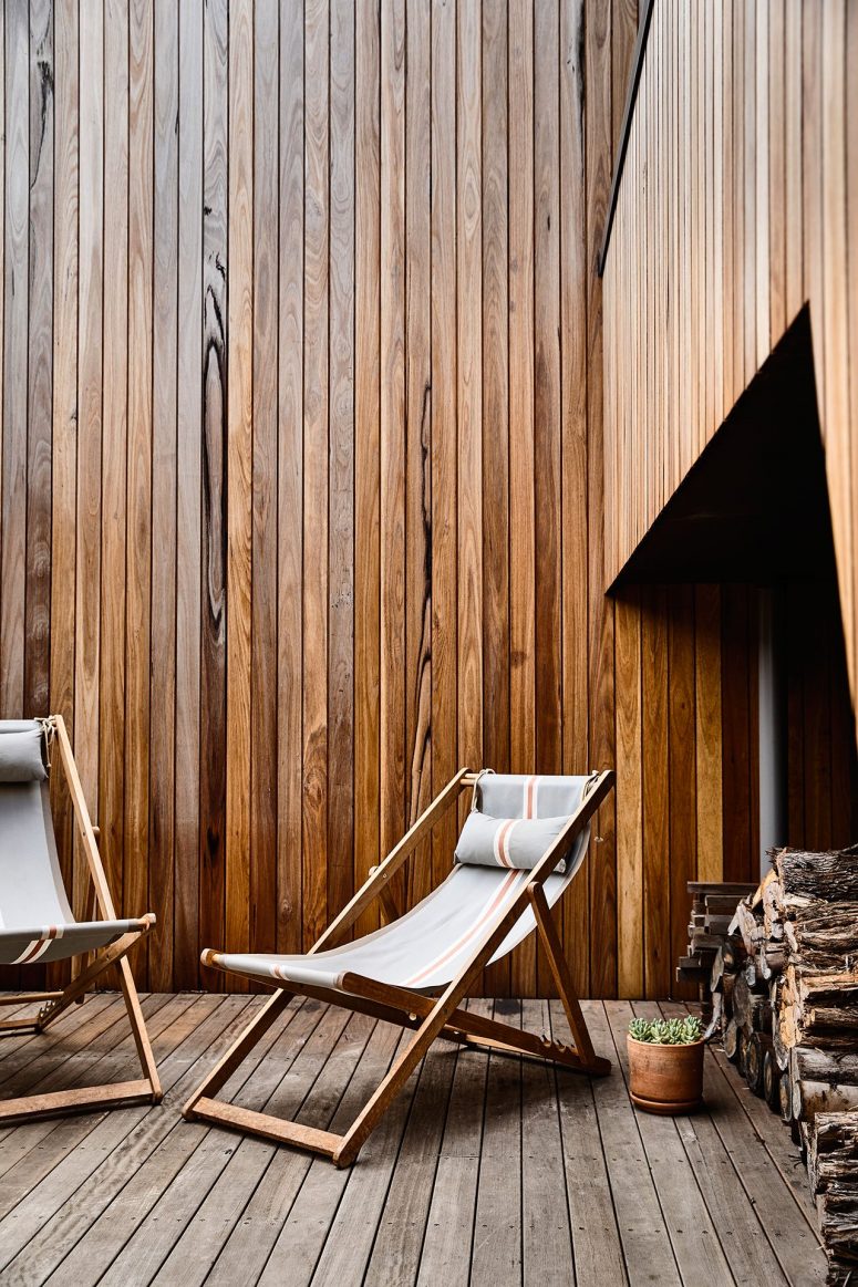 The house is centered around an inner courtyard, which connects all the zones keeping them private enough