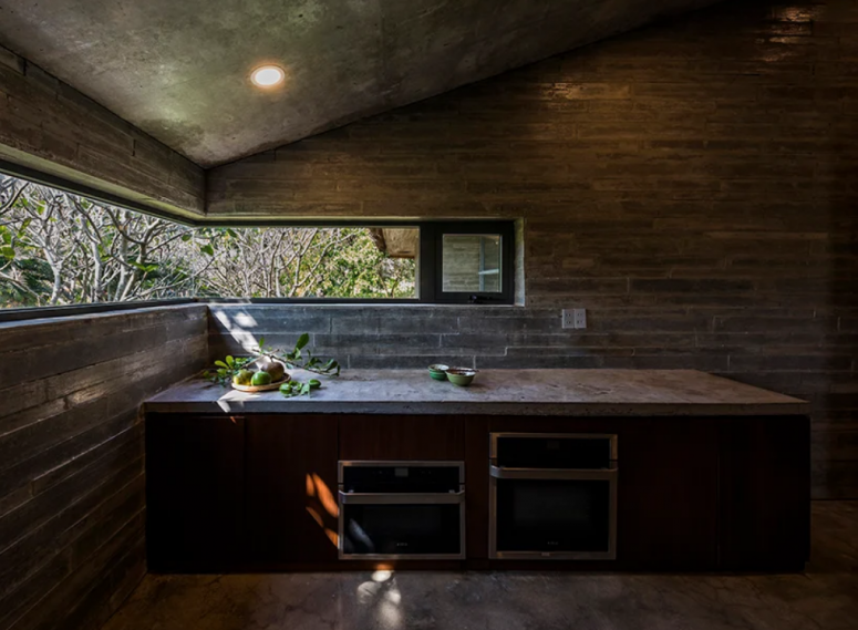 The indoor decor is a combo of contemporary and industrial, it can be clearly seen in the materials used - weathered wood, stone, concrete