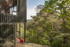 03 The tall and narrow structure allows the house to rise among the tall tree canopies and to make the most of its location