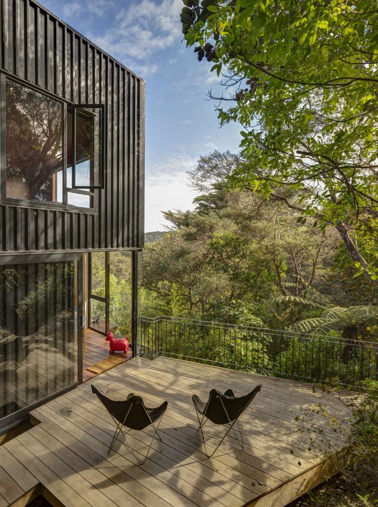 The tall and narrow structure allows the house to rise among the tall tree canopies and to make the most of its location