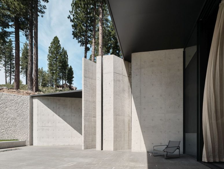 A variety of covered outdoor spaces and terraces allow the house to establish a strong connection with its surroundings A variety of covered outdoor spaces and terraces allow the house to establish a strong connection with its surroundings