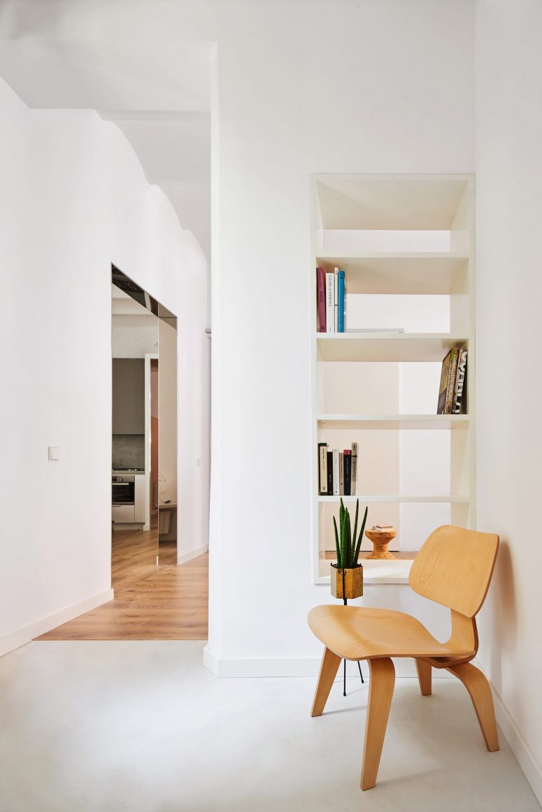 The main color of the dwelling is white, and it created a perfect backdrop for home decor, which shows off chic furniture and accessories