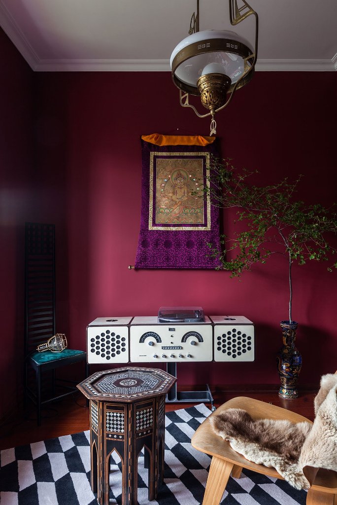 This bold and catchy room features a gorgeous art and fantastic furniture