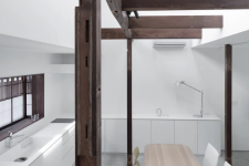 06 The kitchen is white and minimalist, and the dining space is also here, the original wooden structure adds interest to the space