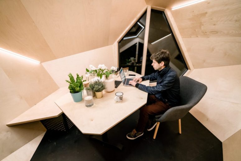 The pod is ideal to turn it into a comfortable home office, it features built-in lights and a desk